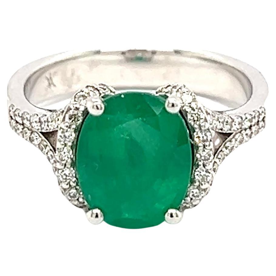 Ring Emerald 2, 68 Carats Diamonds 0, 36 Carats White Gold 18 Carats For Sale