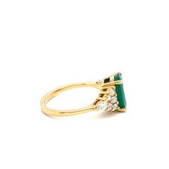 Ring Emerald 2, 73 Carats Diamonds 0, 20 Carats Yellow Gold 18 Carats