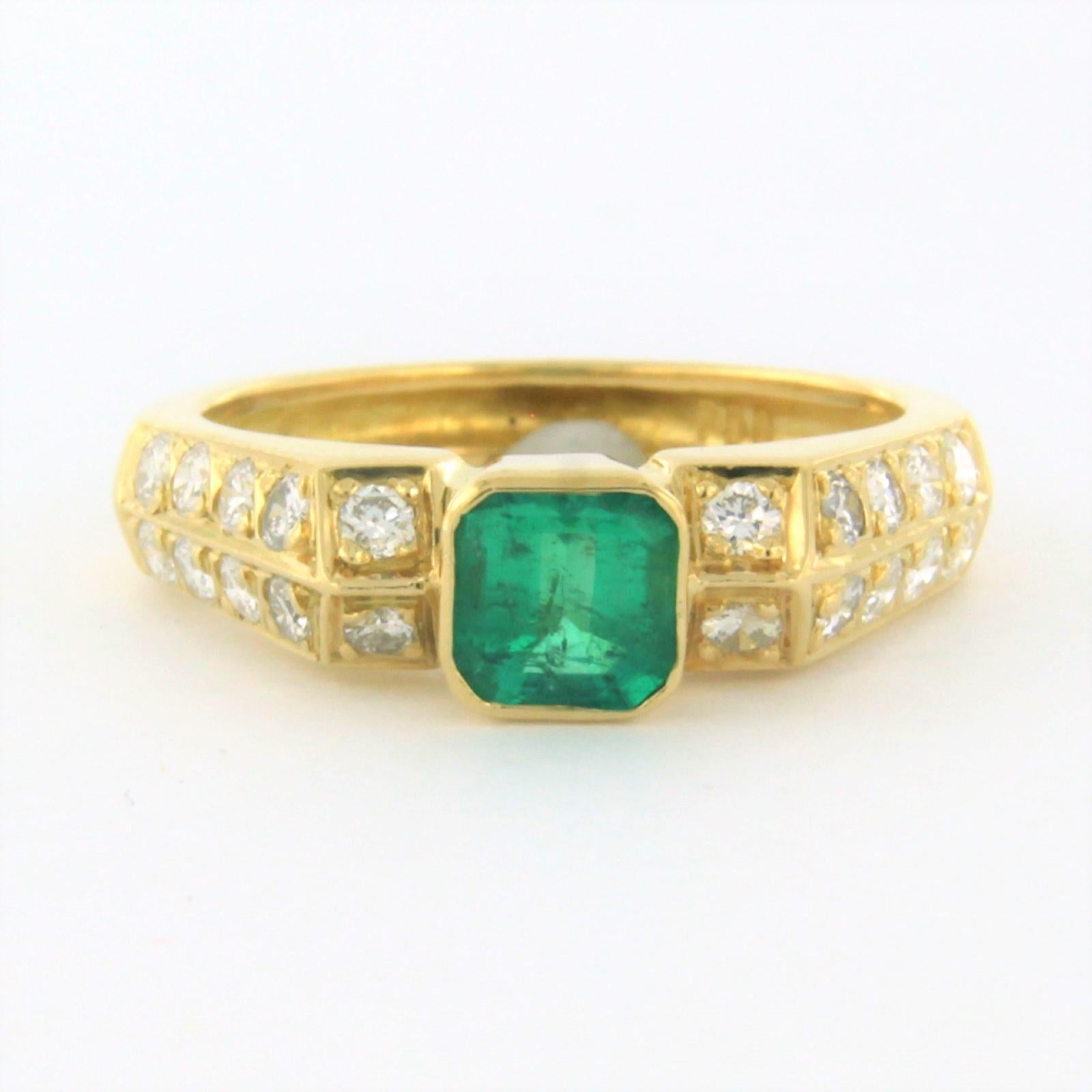 Ring aus 18 kt Gelbgold, besetzt mit einem Smaragd und einem Diamanten im Brillantschliff - Ringgröße U.S. 5.25 - EU. 16(50)

ausführliche Beschreibung

Die Oberseite des Rings ist 5,5 mm breit und 5,0 mm hoch.

Gewicht 4,4 Gramm

Ringgröße U.S.