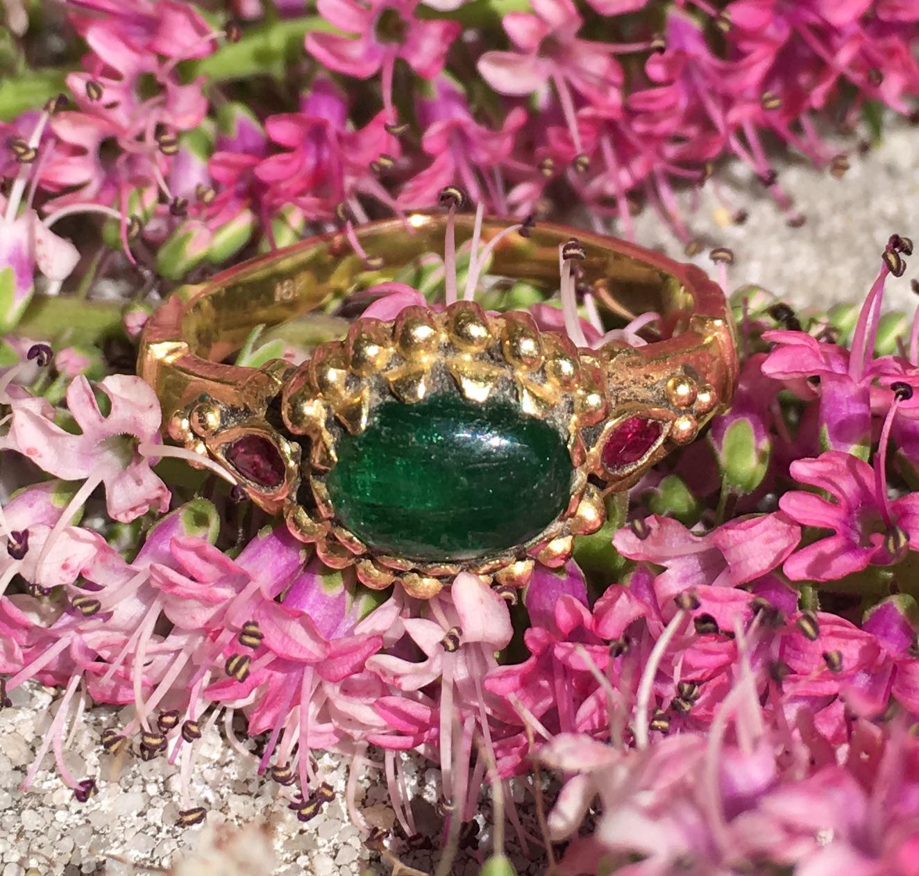 Antique ring in moghol style. The ring has a center cabochon cut emerald set with two marquise cut rubies. 
Unique piece.

US size : 5,5
UK size : L
FR size : 50

Brand : 5 OCTOBRE
Designer : Sophie Pfeffer