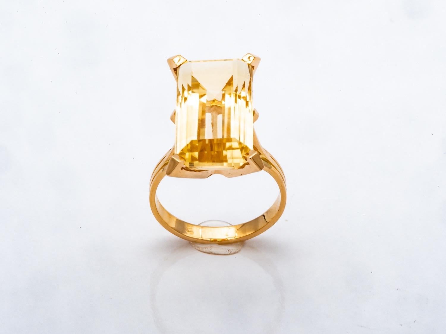 Découvrez cette superbe bague en or jaune 18 carats ornée d'une magnifique citrine de taille émeraude. Avec son sertissage en palette sur un anneau gravé à 3 rangs, cette bague est un véritable bijou vintage typique des années 1960-1970.

La pièce
