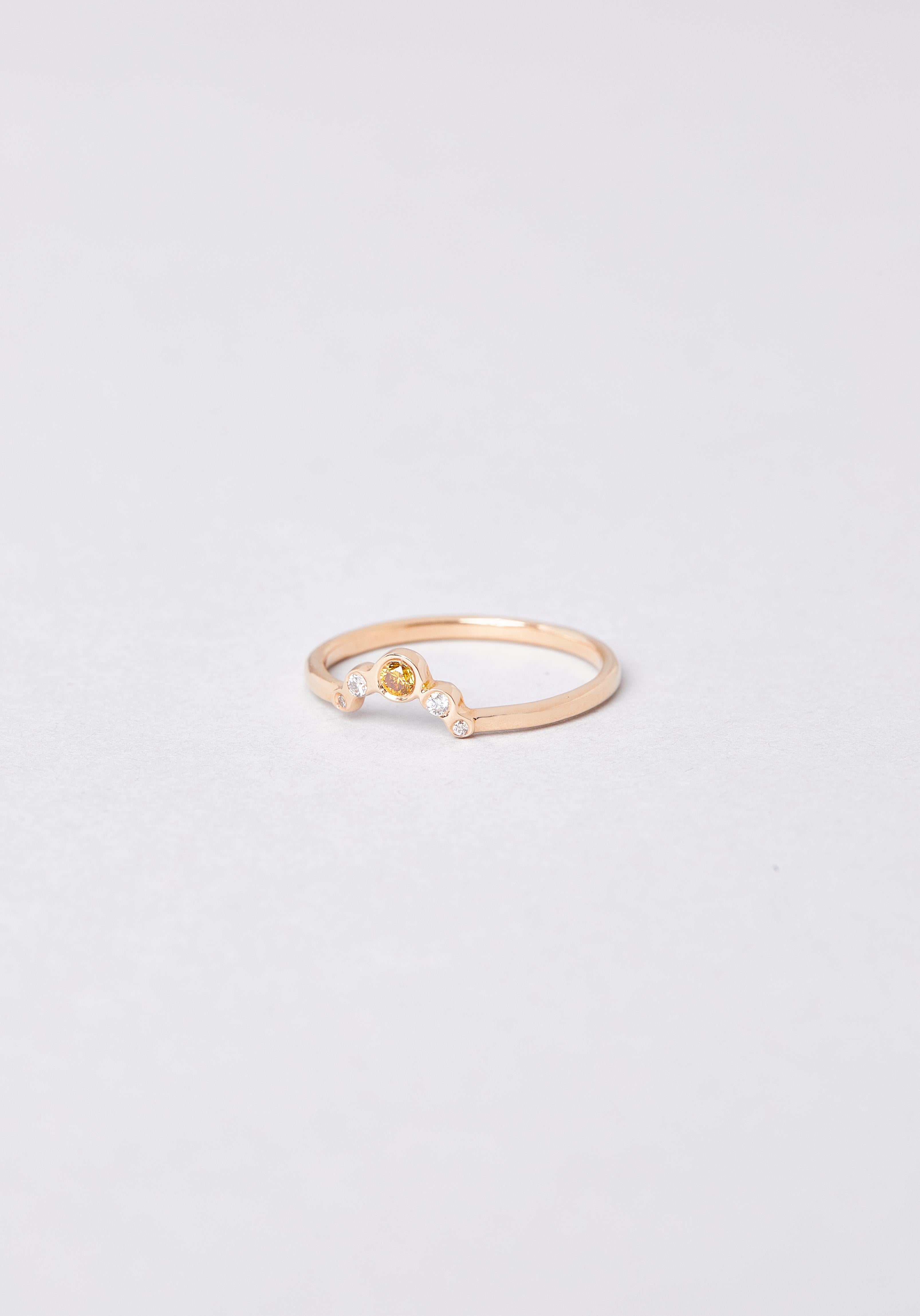 Feminine and delicate 18 carat yellow gold ring, the Fanny ring is distinguished by its ornament: five white diamonds shine on your finger, in a royal composition. A real tiara. A piece for every day and forever: Fanny is ideal as an engagement