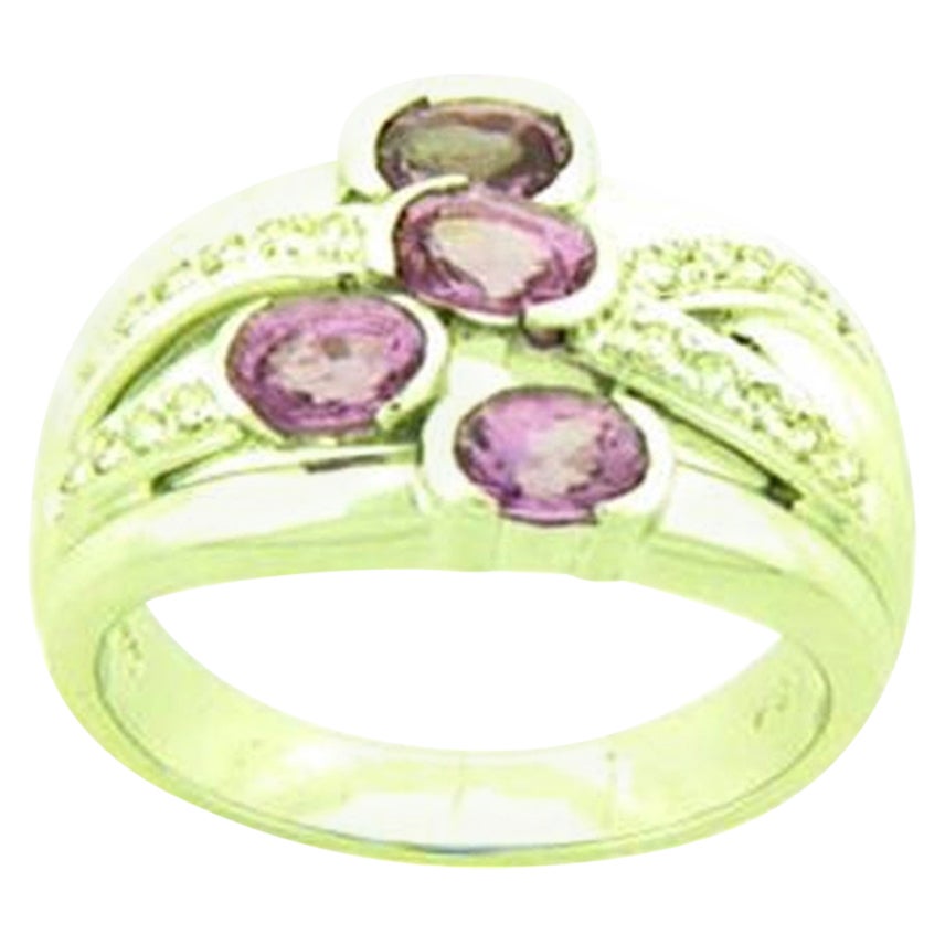 Anillo con zafiro rosa chicle y diamantes vainilla engastados en oro vainilla de 18 quilates