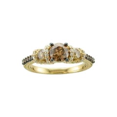 Anello con diamanti cioccolato e diamanti vaniglia incastonati in oro miele 14K