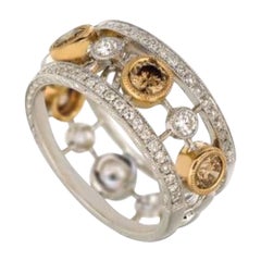 Ring mit Diamanten aus Schokolade und Vanille, gefasst in 14K Honey Gold