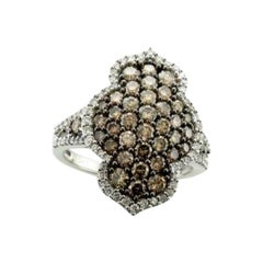 Anello con diamanti al cioccolato e alla vaniglia incastonati in oro vanigliato 14K