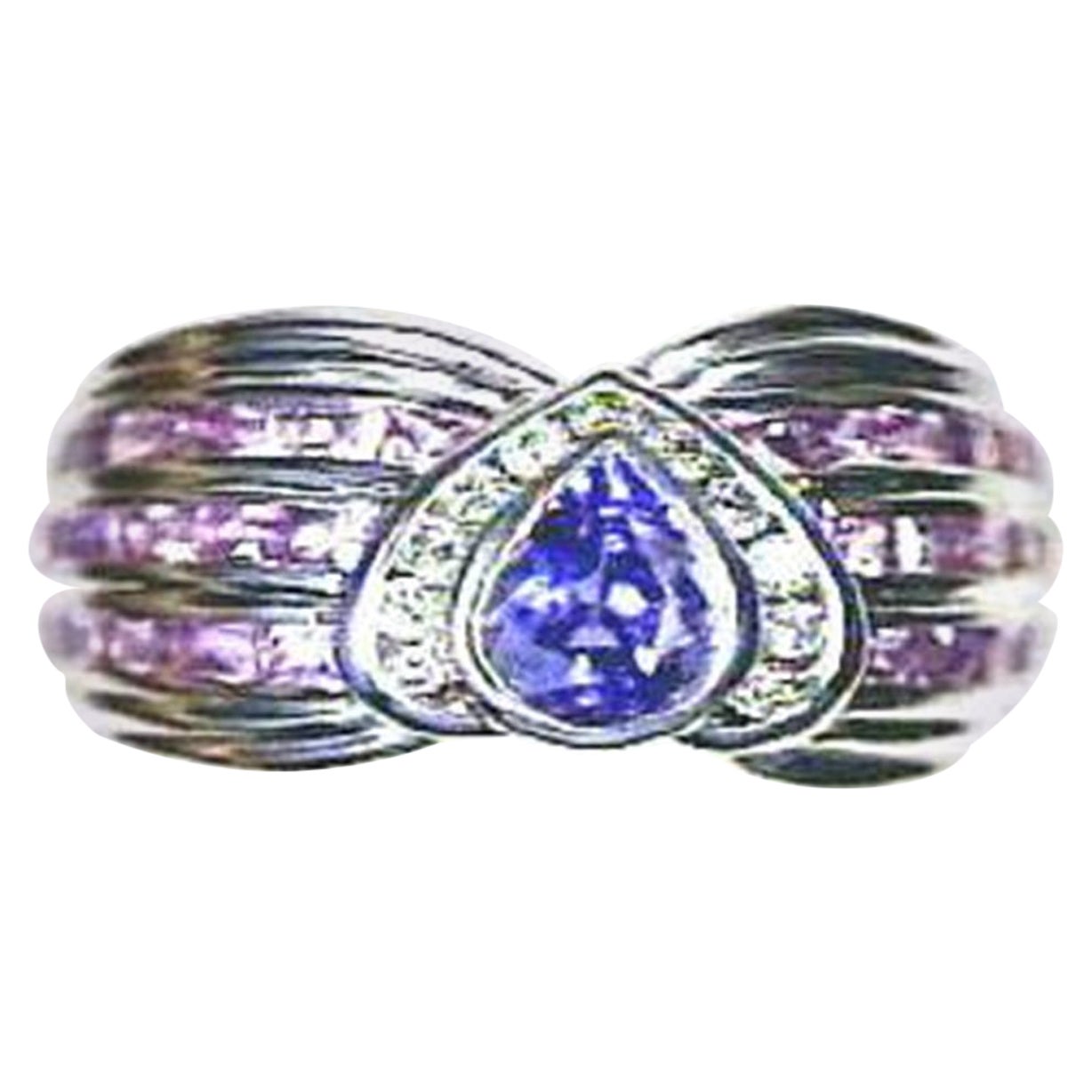 Anillo con tanzanita, zafiro rosa chicle engastado en oro vainilla de 18 quilates