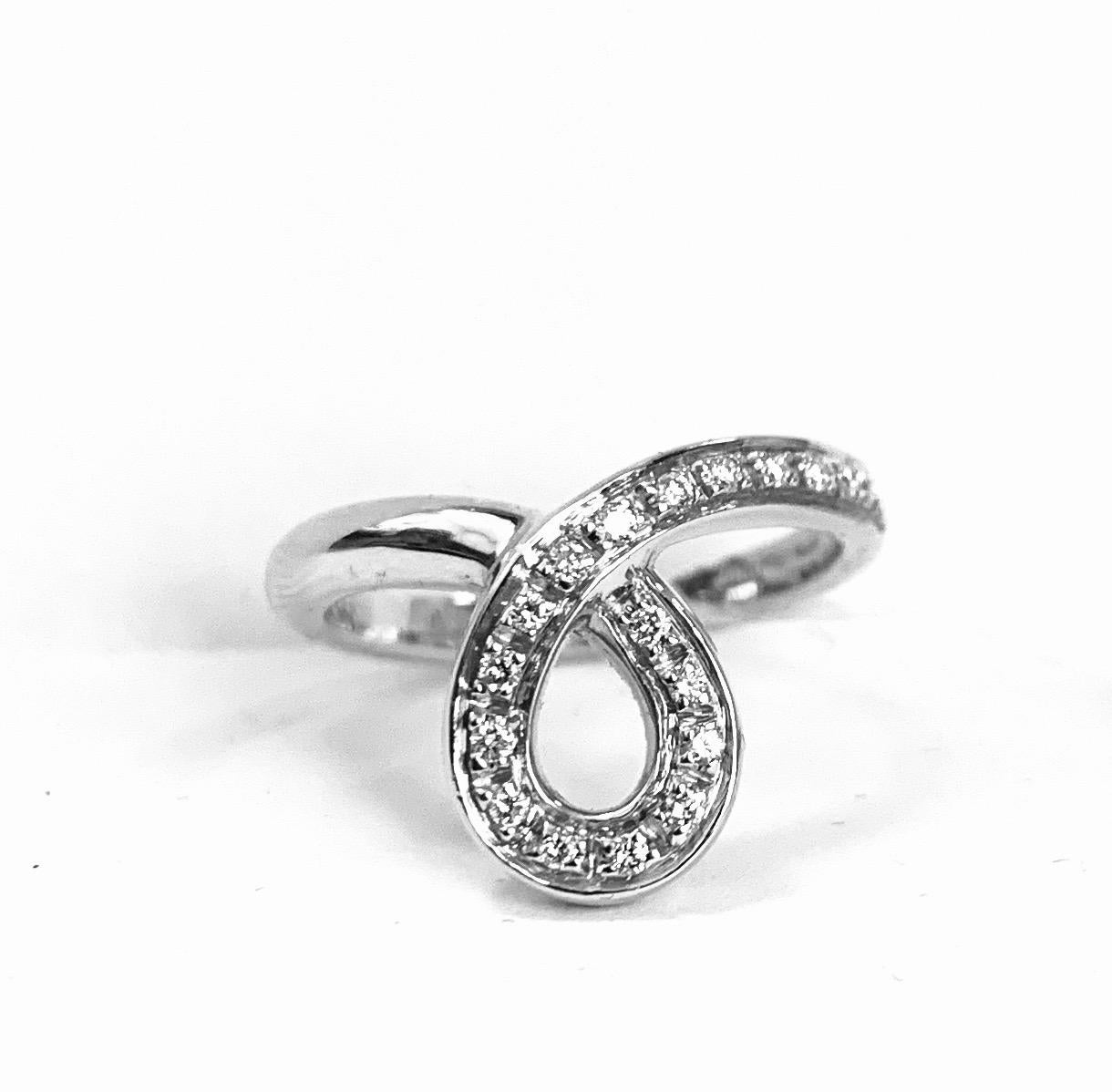 Essence ring in 18 kt  white gold and white diamonds 
This classic collection in Micheletto tradition find its masterpiece in this ring

the total weight of the gold is  gr 5.70
the total weight of the white diamonds is ct 0.29 - color GH clarity