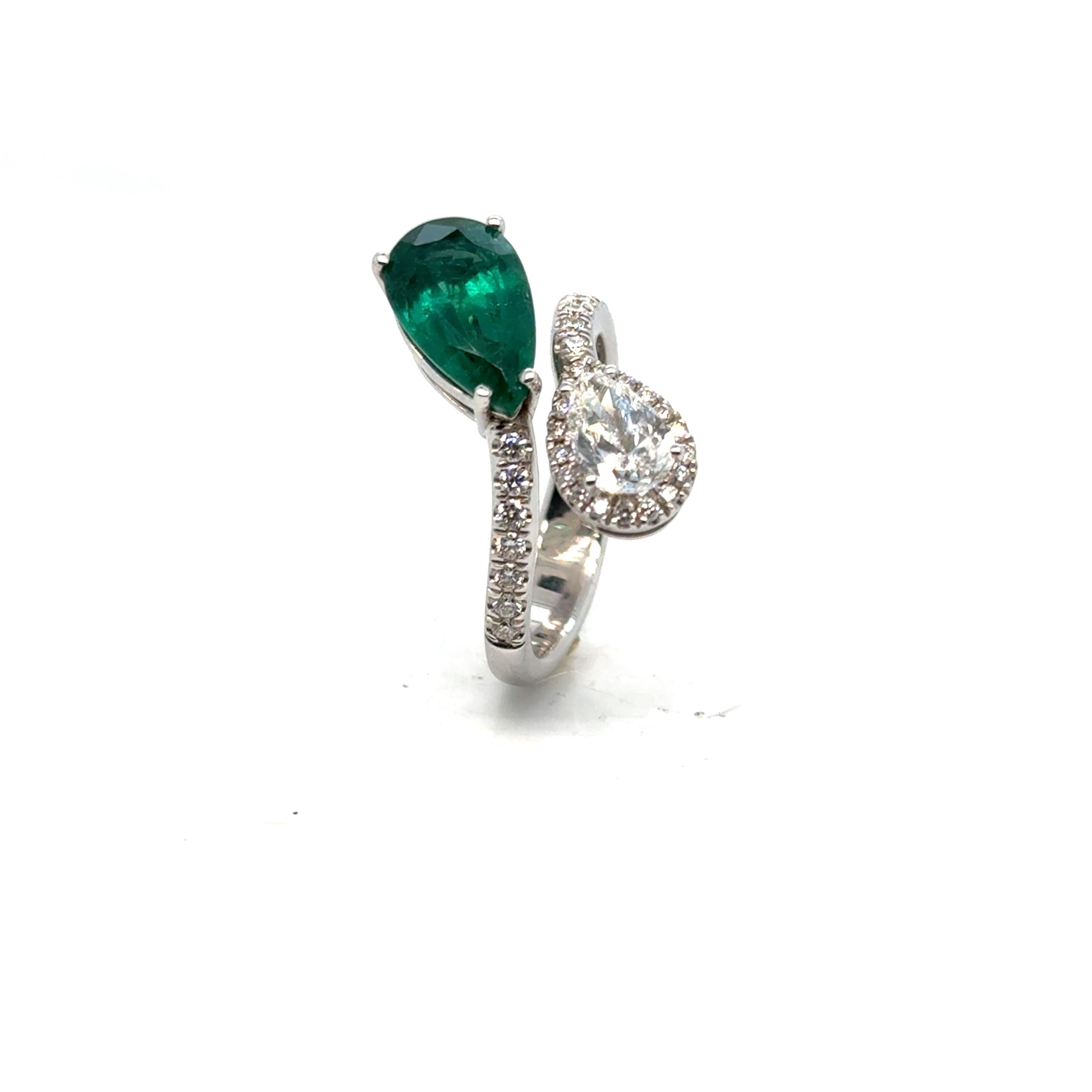 Ring Gia Diamanten zertifizierter Smaragd mit Gold 18 Karat 

Dieser prächtige Ring ist ganz aus 18 Karat Gelbgold mit einem Goldgewicht von 6,08 Gramm.

Er ist mit zwei Edelsteinen besetzt:

Diamanten: Dieser außergewöhnliche Ring ist mit 32