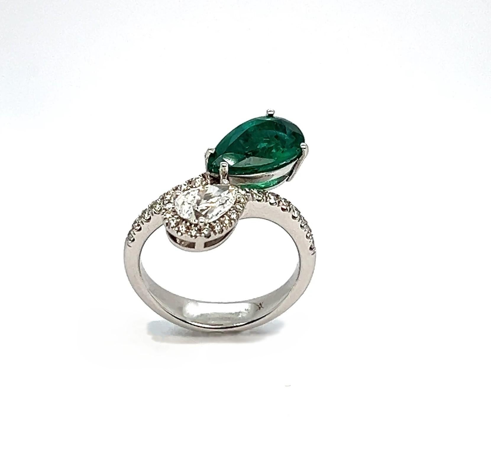 Dieser prächtige Ring ist ganz aus 18 Karat Gelbgold mit einem Goldgewicht von 6,08 Gramm.

Er ist mit zwei Edelsteinen besetzt:

Diamanten: Dieser außergewöhnliche Ring ist mit 32 Diamanten im Brillantschliff von bestechender Reinheit und Brillanz