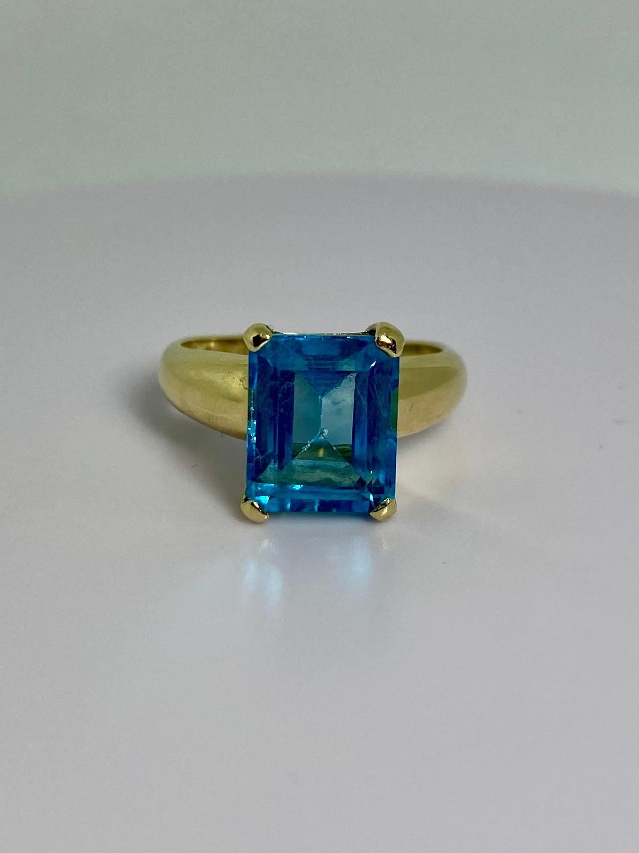 Beautiful vintage yellow gold ring. This ring is made of 14 carat yellow gold ring and is set with a rectangular facetted topas of about 6.17 carat. The topas is set in a yellow gold chaton setting. Look at the pictures to see this beautiful and