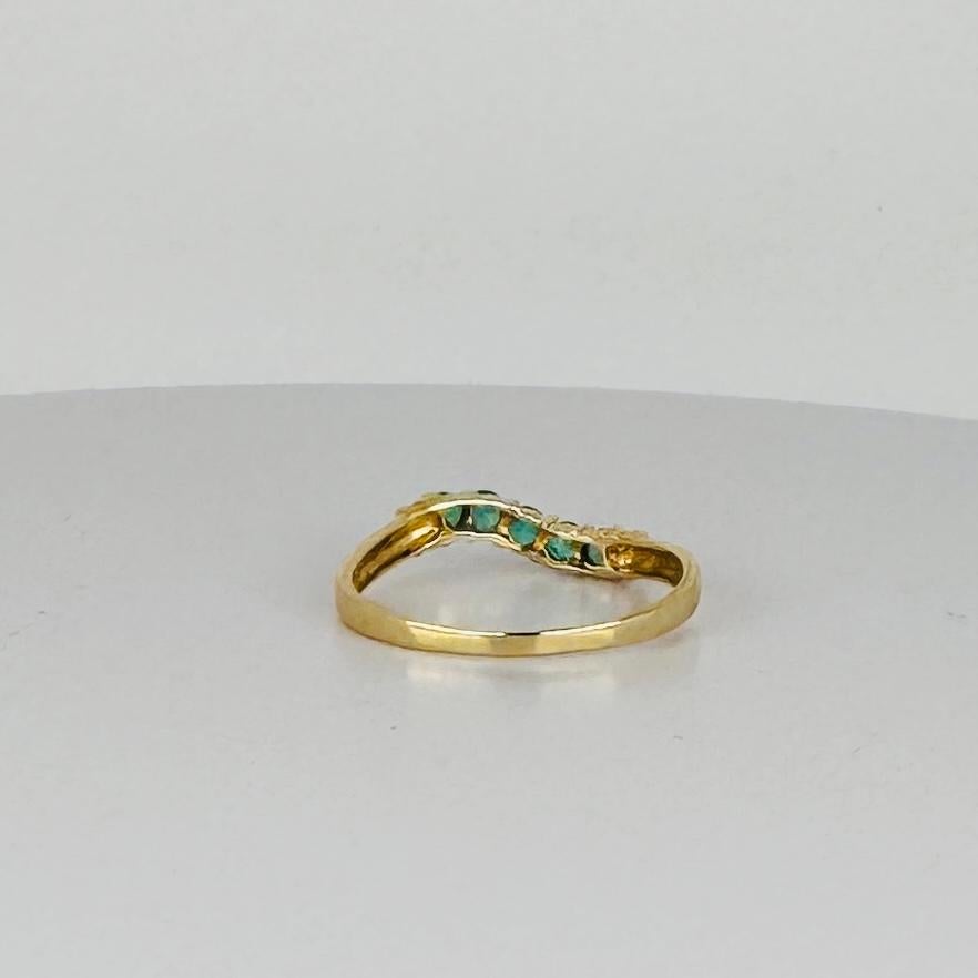 Anello in oro 14k con 5 smeraldi verdi da 0,10 carati in vendita 1