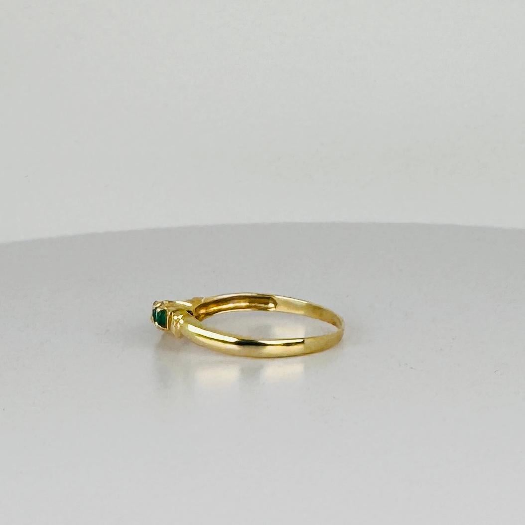 Anello in oro 14k con 5 smeraldi verdi da 0,10 carati in vendita 2