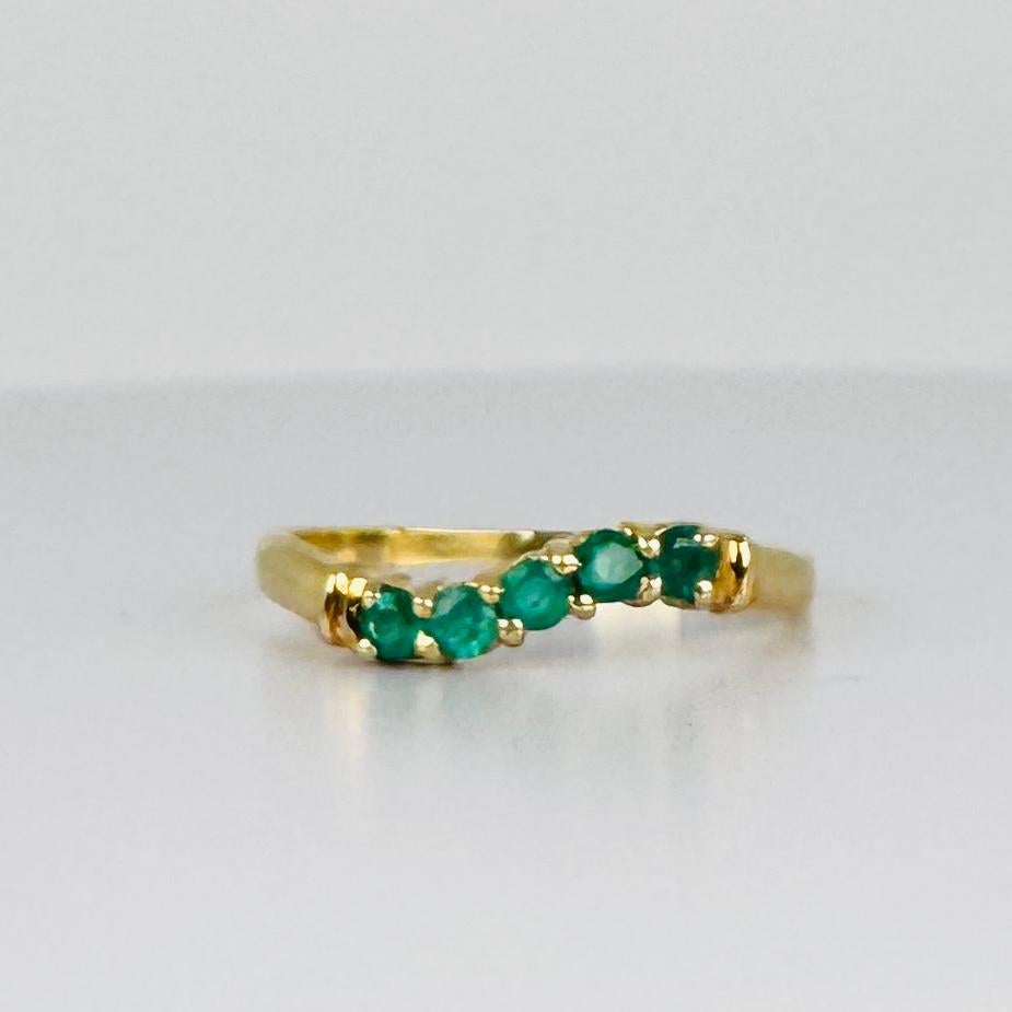 Anello in oro 14k con 5 smeraldi verdi da 0,10 carati in vendita 3