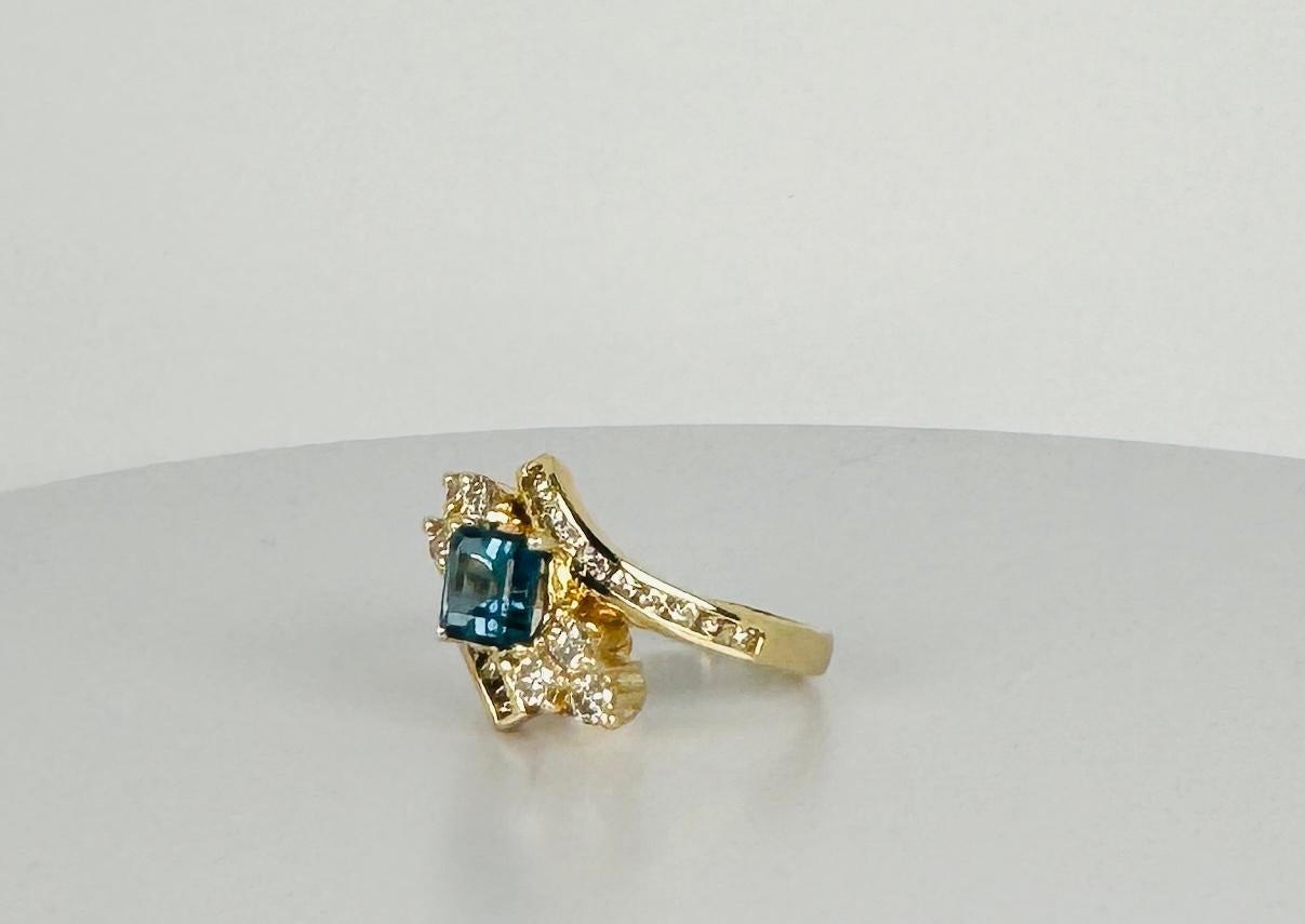 Ring gold with 0.46 carat brilliant cut diamonds and blue spinel of 1.28 carat In Good Condition For Sale In Heemstede, NL