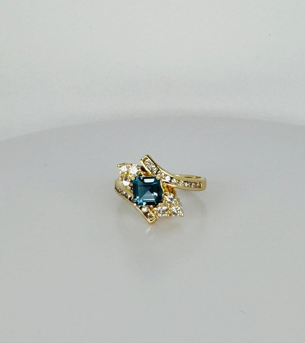 Ring gold with 0.46 carat brilliant cut diamonds and blue spinel of 1.28 carat For Sale 3