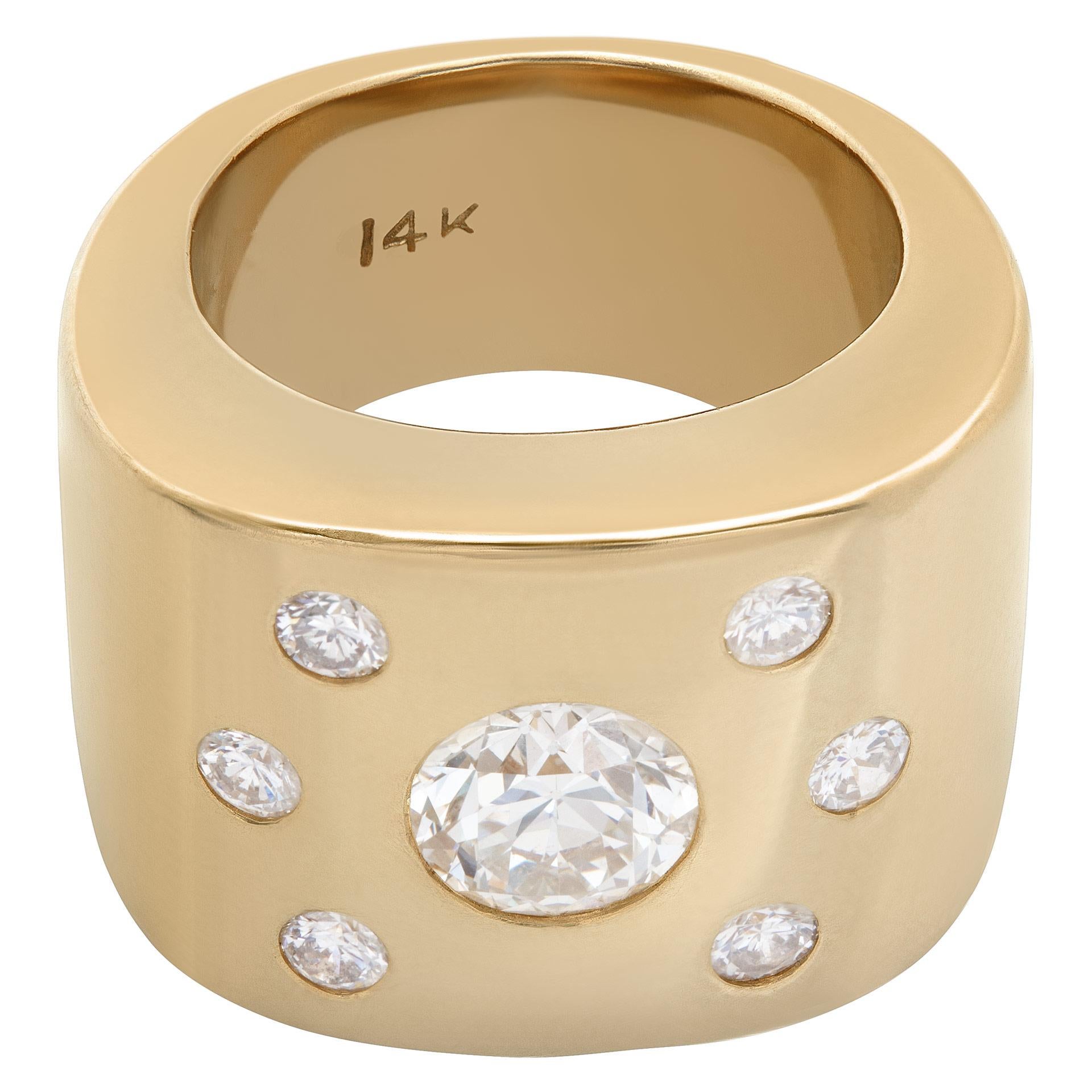 Round Cut Ring in 14k Yellow Gold, with Round Brilliant Cut Diamonds with Center Stone For Sale
