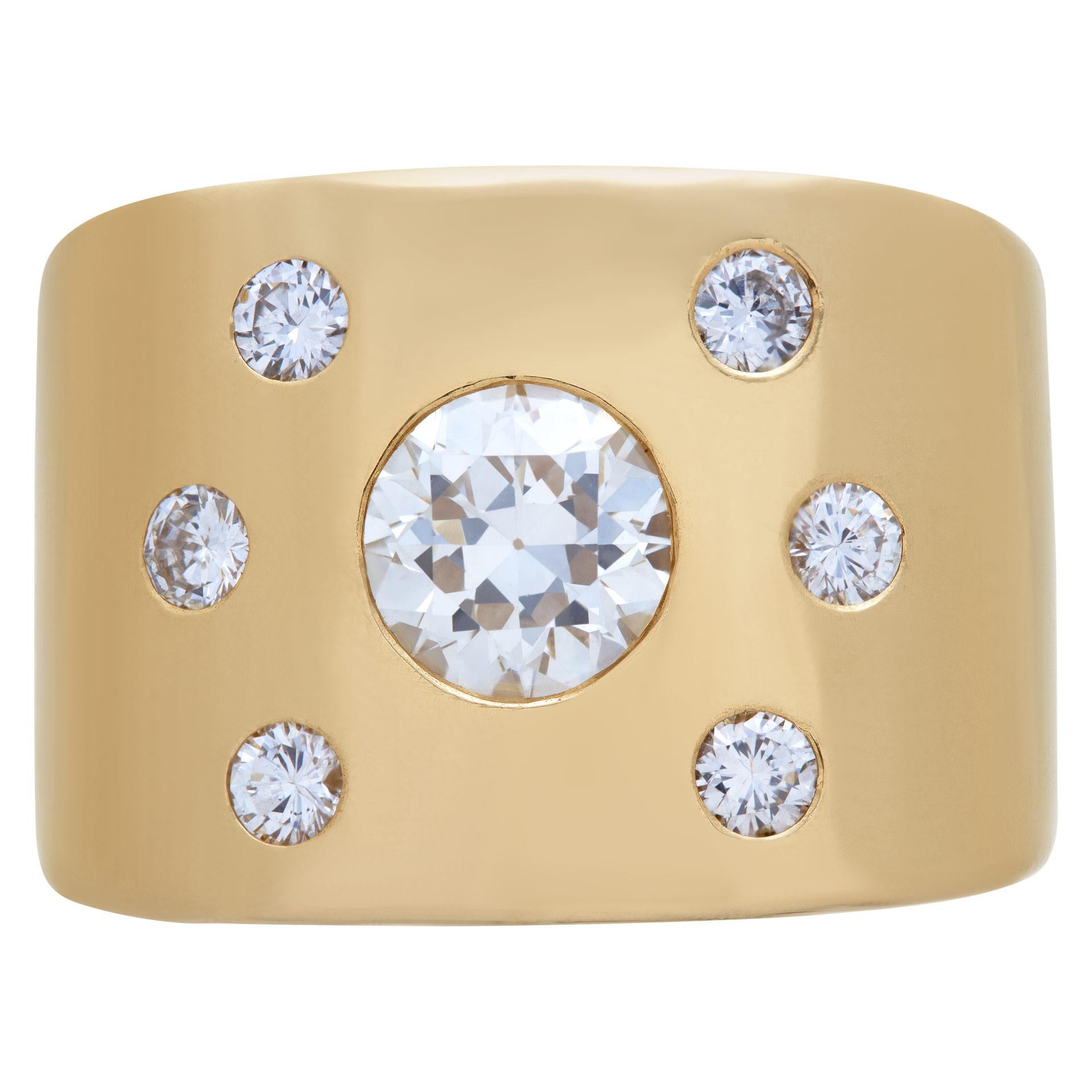 Ring in 14k Yellow Gold, with Round Brilliant Cut Diamonds with Center Stone For Sale