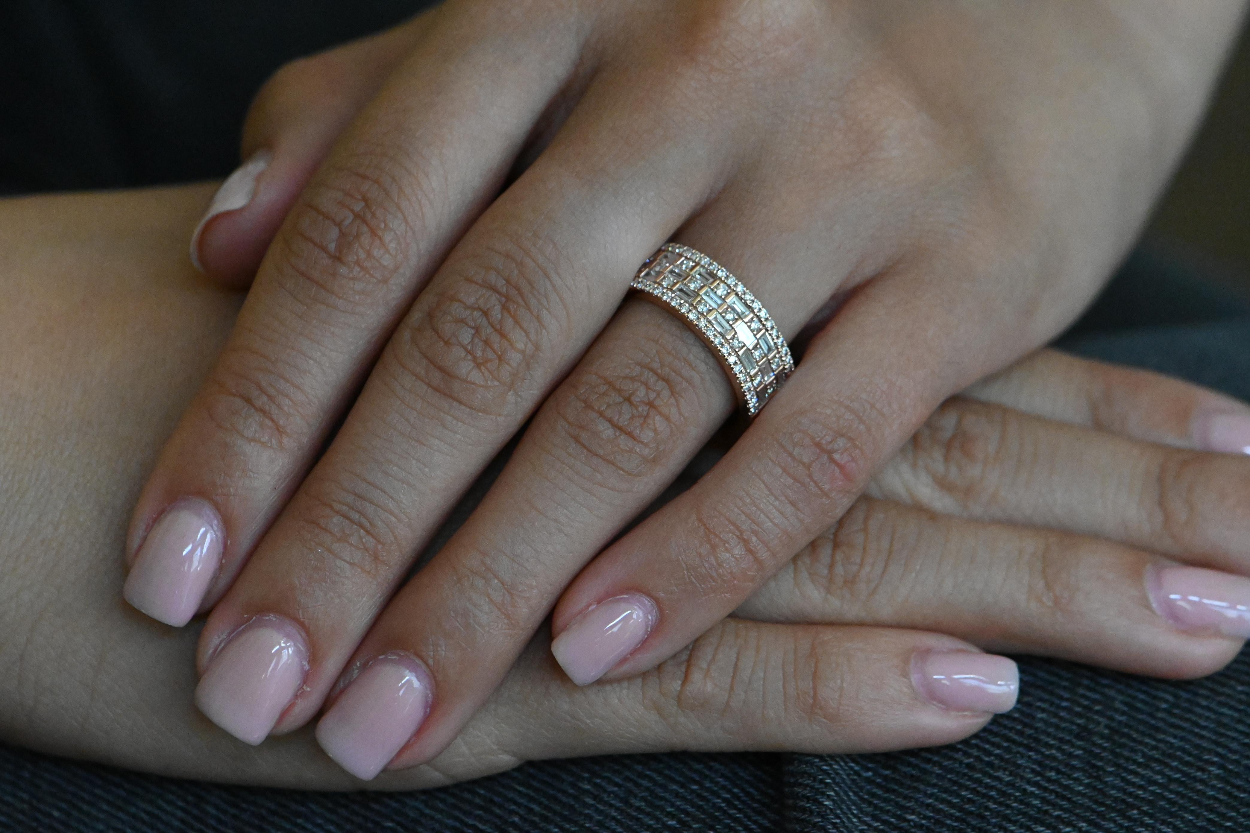 This magnificent 18-carat rose gold wedding ring is a true masterpiece of jewelry. Weighing in at 8.69 g, it has a subtle, refined elegance. The ring is set with 73 brilliant-cut diamonds in G color and SI clarity, totaling 0.490 carats, that