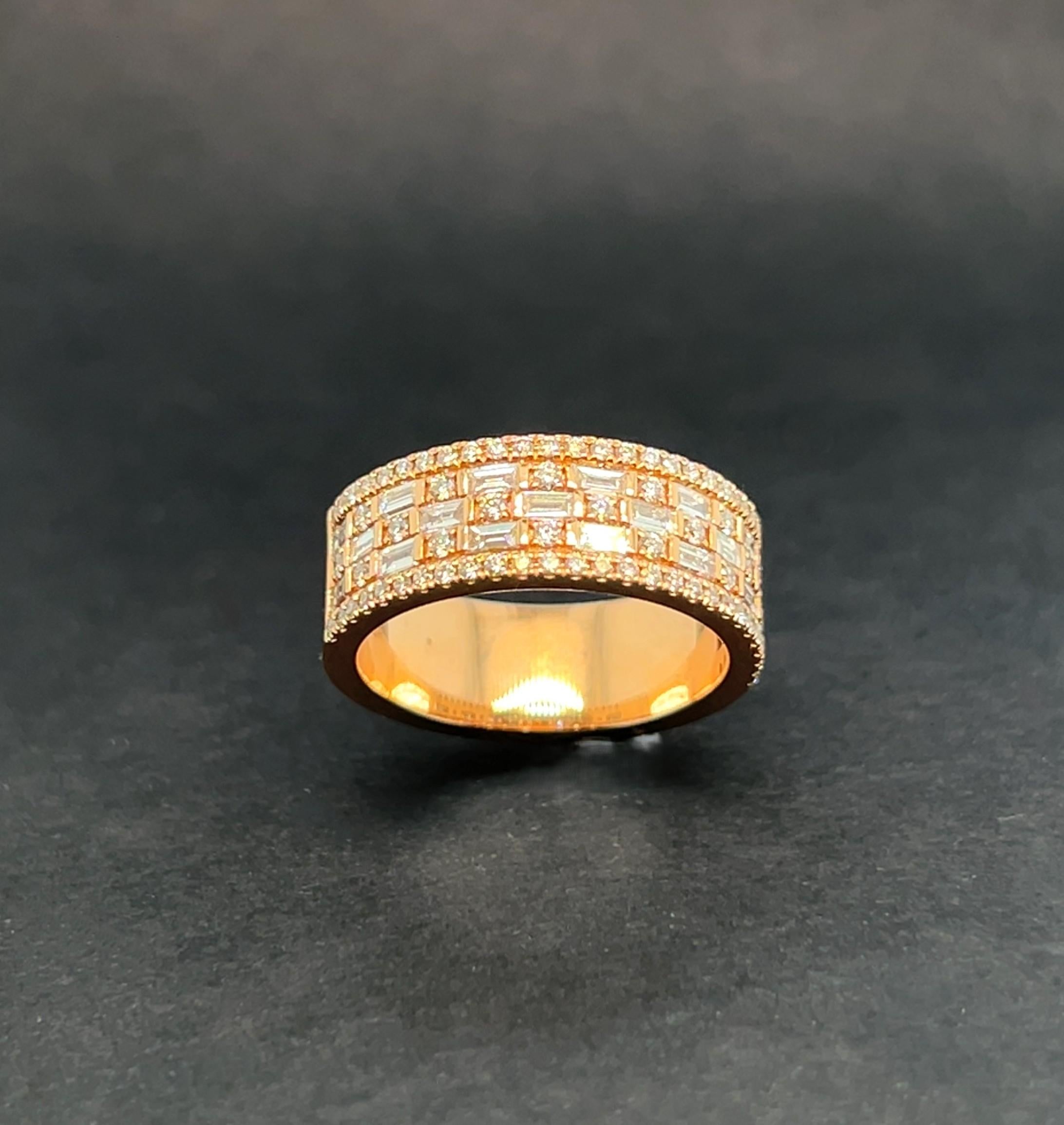 Taille baguette Bague en or rose 18 carats sertie de diamants certifiés G-VSI de 1,1 carat en vente