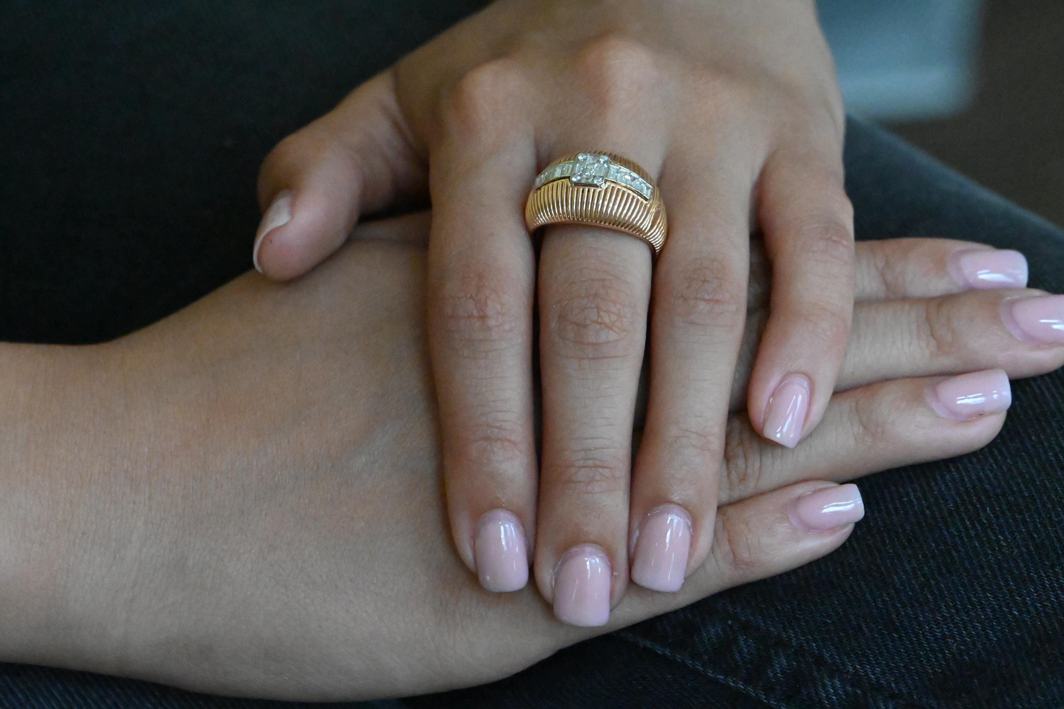 This 750 thousandth gold ring, certified by a poinçon de maître, is an exquisite example of fine jewelry. The gold of the ring is finely worked, highlighting exceptional craftsmanship and attention to detail.

Adorned with 13 F-color and
