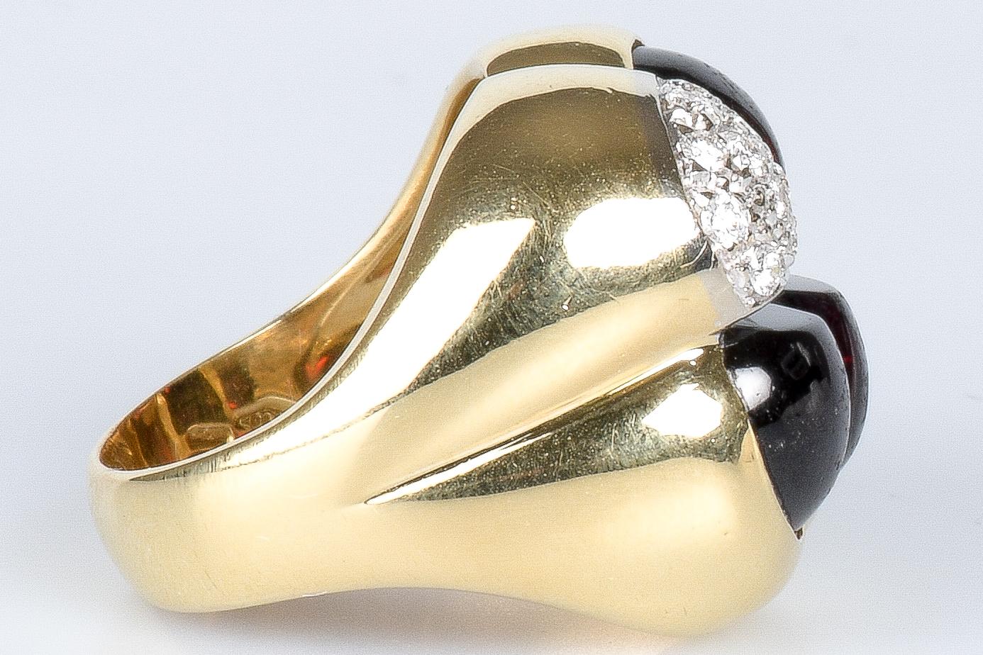  Dieser Ring aus 18 Karat Gold ist ein exquisites Schmuckstück, das Glück und Raffinesse ausstrahlt. Verziert mit 13 runden Diamanten mit einem Gewicht von je 0,024 Karat, insgesamt 0,312 Karat. Und 3 Bernsteine im Granatschliff. Das vierblättrige