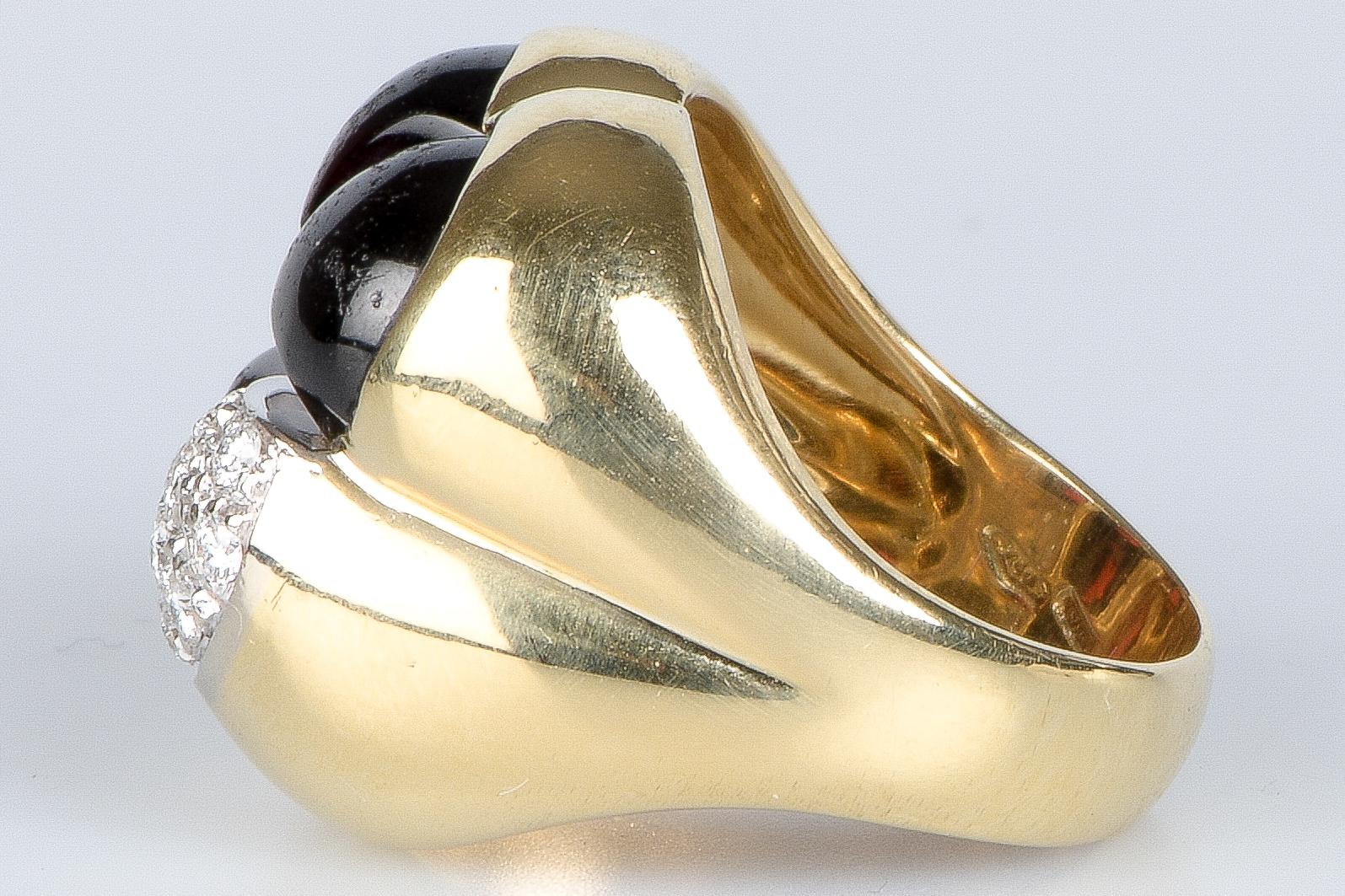 Ring aus 18 Karat Gelbgold mit 3 Granaten und 13 Diamanten besetzt im Zustand „Hervorragend“ im Angebot in Monte-Carlo, MC