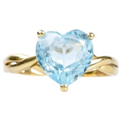 Ring in 18 carats yellow gold decorated with a heart-cut 5 carats topaz