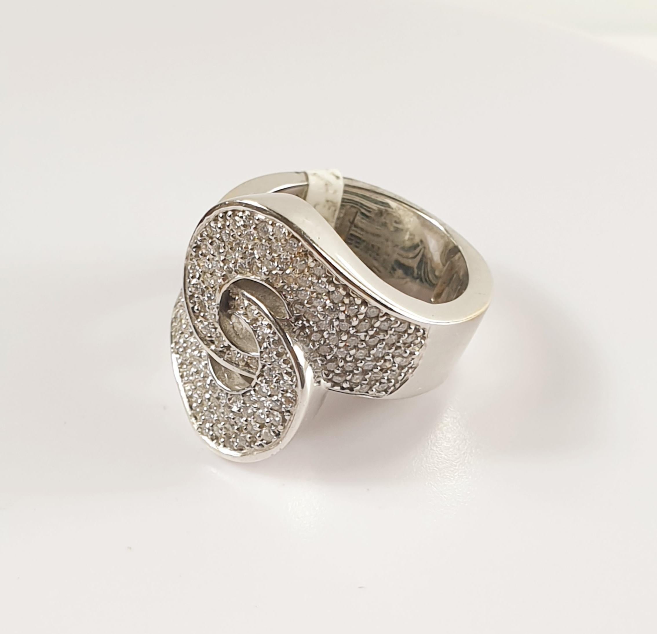 Ring in 18 Karat White Gold and Diamonds In New Condition For Sale In Bilbao, ES