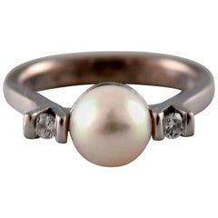Anello in oro bianco 18 carati decorato con una perla Akoya Saltwater Culture