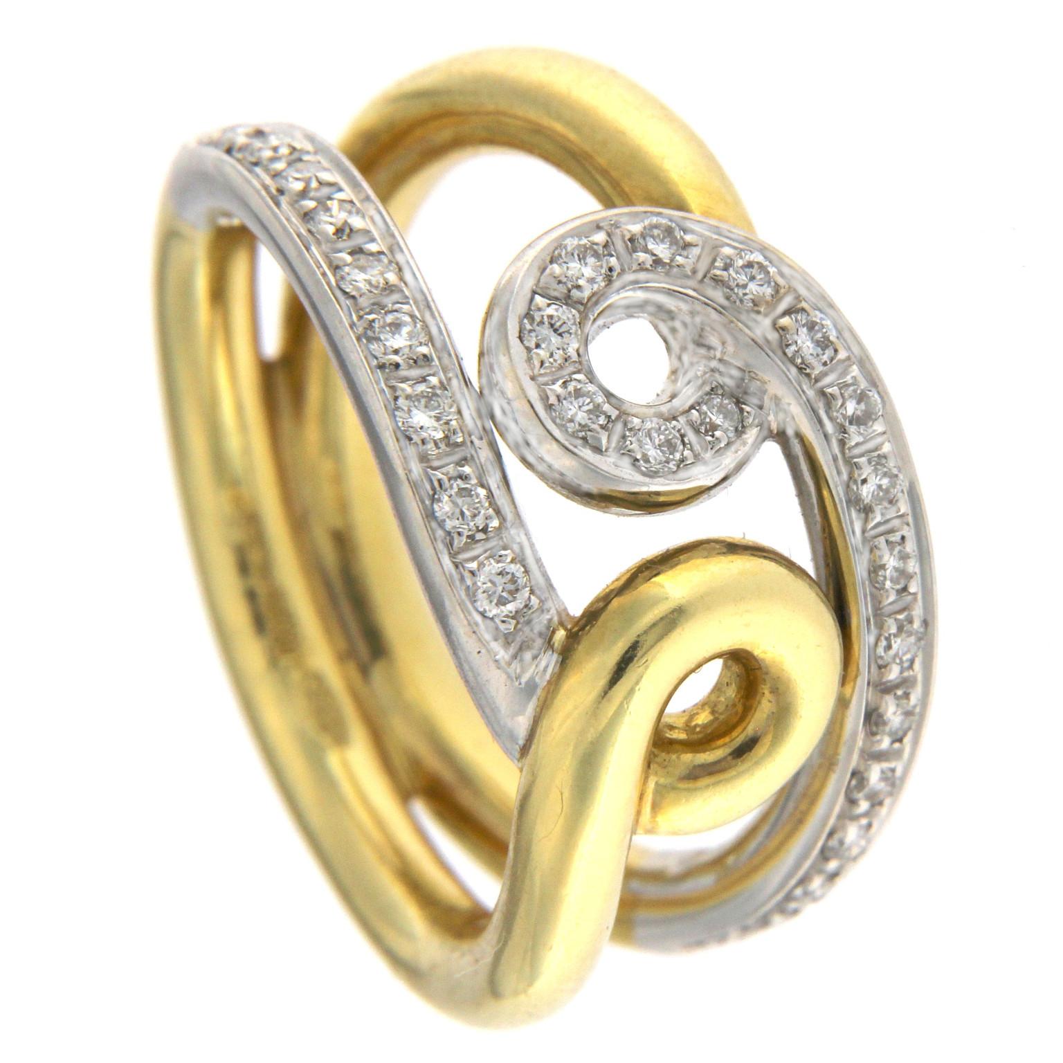 Ring in dünner, runder Fassoptik, der an das Design der gesamten Double-Drop-Kollektion erinnert.
Ganz aus Gelbgold mit einem Stab, der in der Mitte einen doppelten Tropfen aus Weißgold bildet, verziert mit 28 Diamanten mit einem Gesamtgewicht von