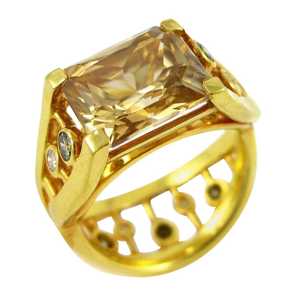 Ring aus 18 Karat Gelbgold mit grünen und weißen Diamanten und Zirkon im Angebot