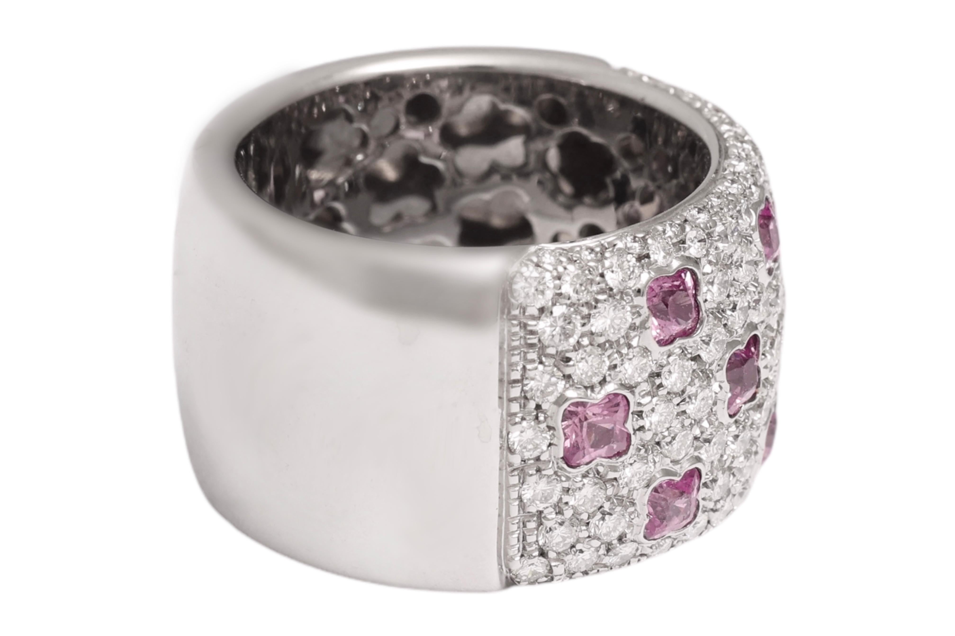 Magnifico anello a cupola in 18 kt. Oro bianco con 1,5 carati. Diamanti e 1,5 ct. Zaffiri rosa 

Zaffiri: Zaffiri rosa insieme, circa 1,5 carati.

Diamante: Diamante taglio Brilliante, complessivamente circa 1,5 ct.

Materiale: Oro bianco 18