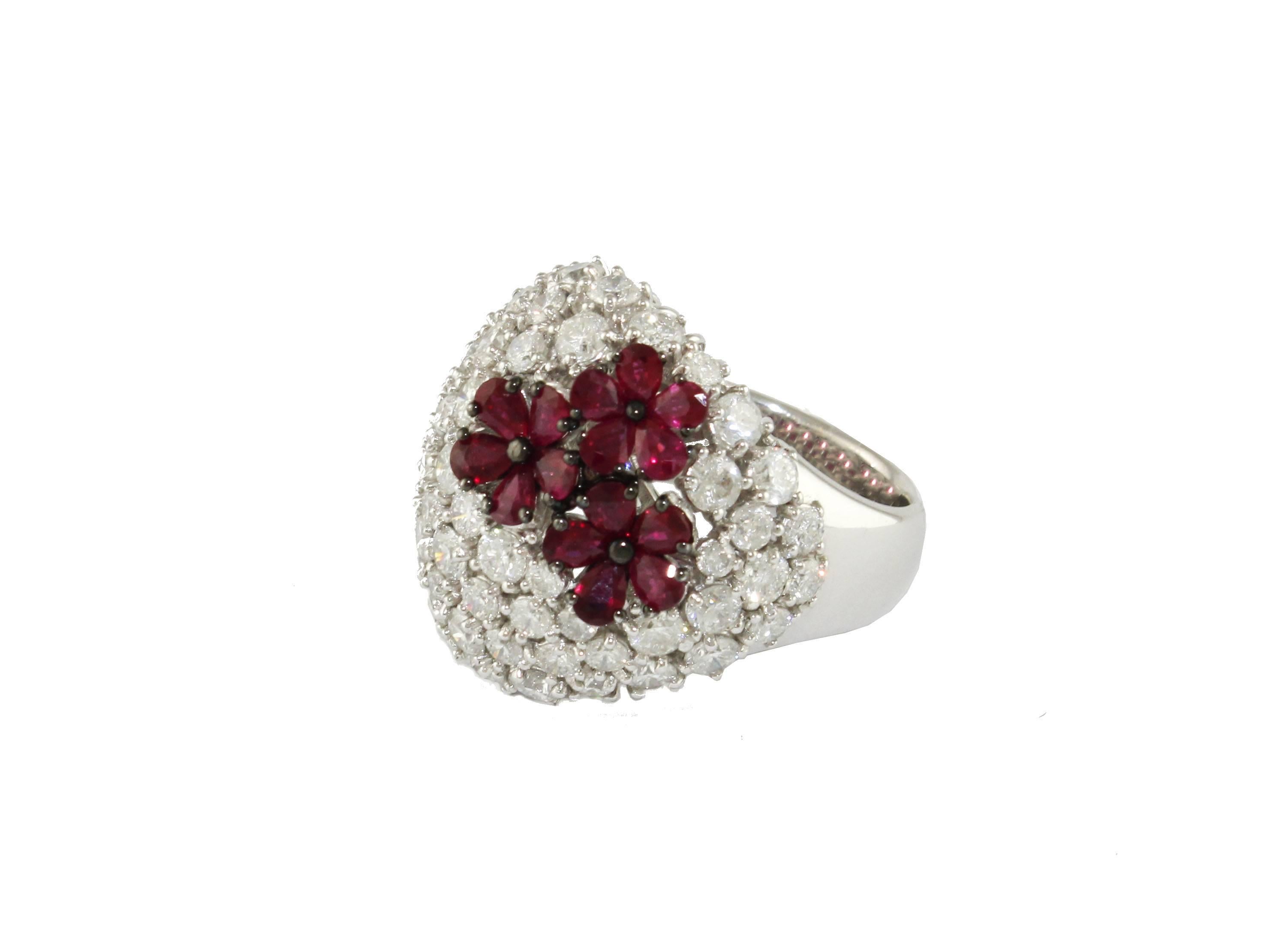 SHIPPING POLICY:
No additional costs will be added to this order.
Shipping costs will be totally covered by the seller (customs duties included).

Precious ring in 18 kt gold, studded with diamonds ct 4.83, with fanstastic small flowers of rubies