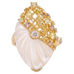 Ring in 18K Yellow Gold and White Coral with Diamonds