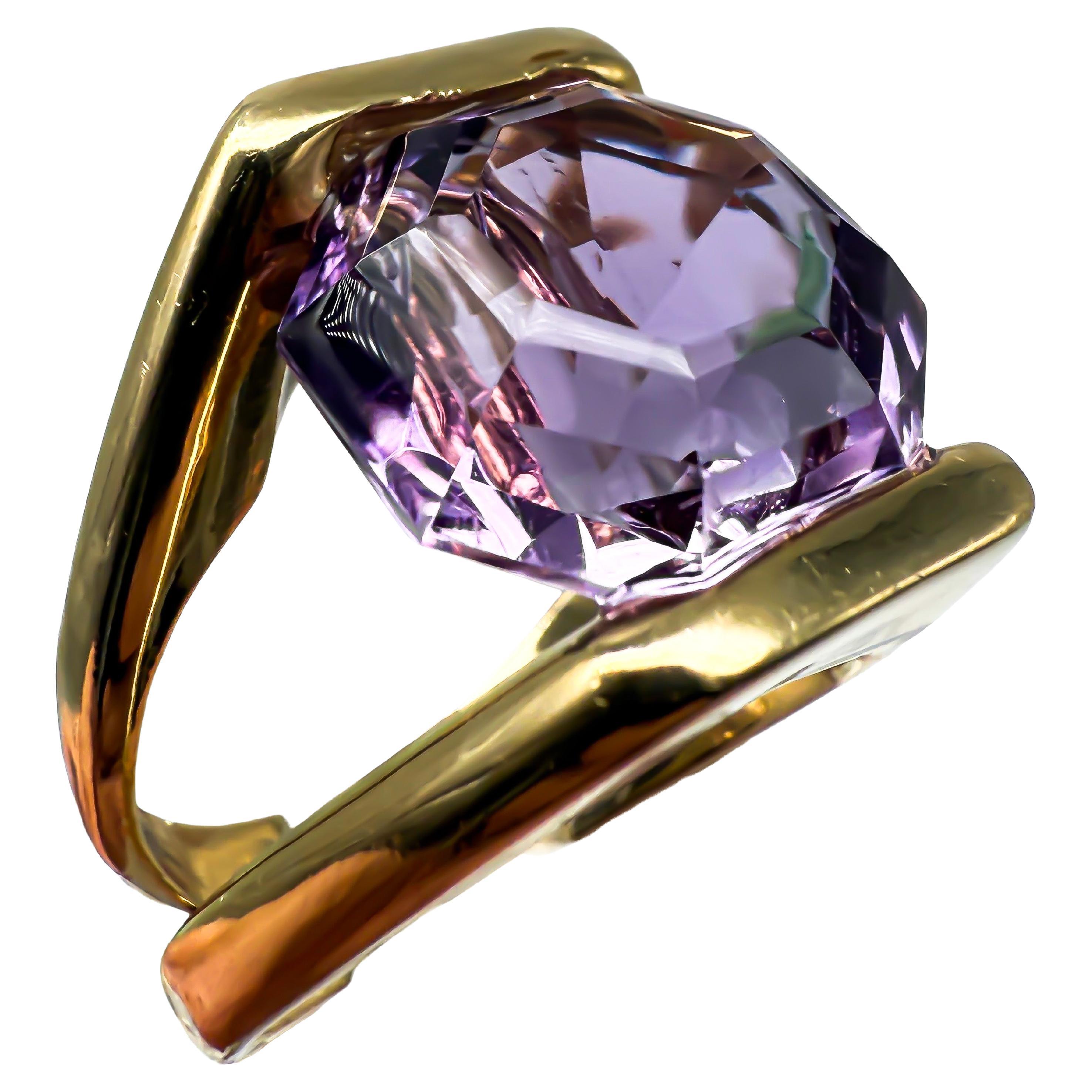 For Sale:  Ring in 18K Yellow Gold with Amethyst