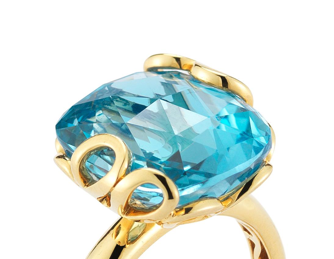 Sea Leaf collection ring in 18K yellow gold with blue topaz

