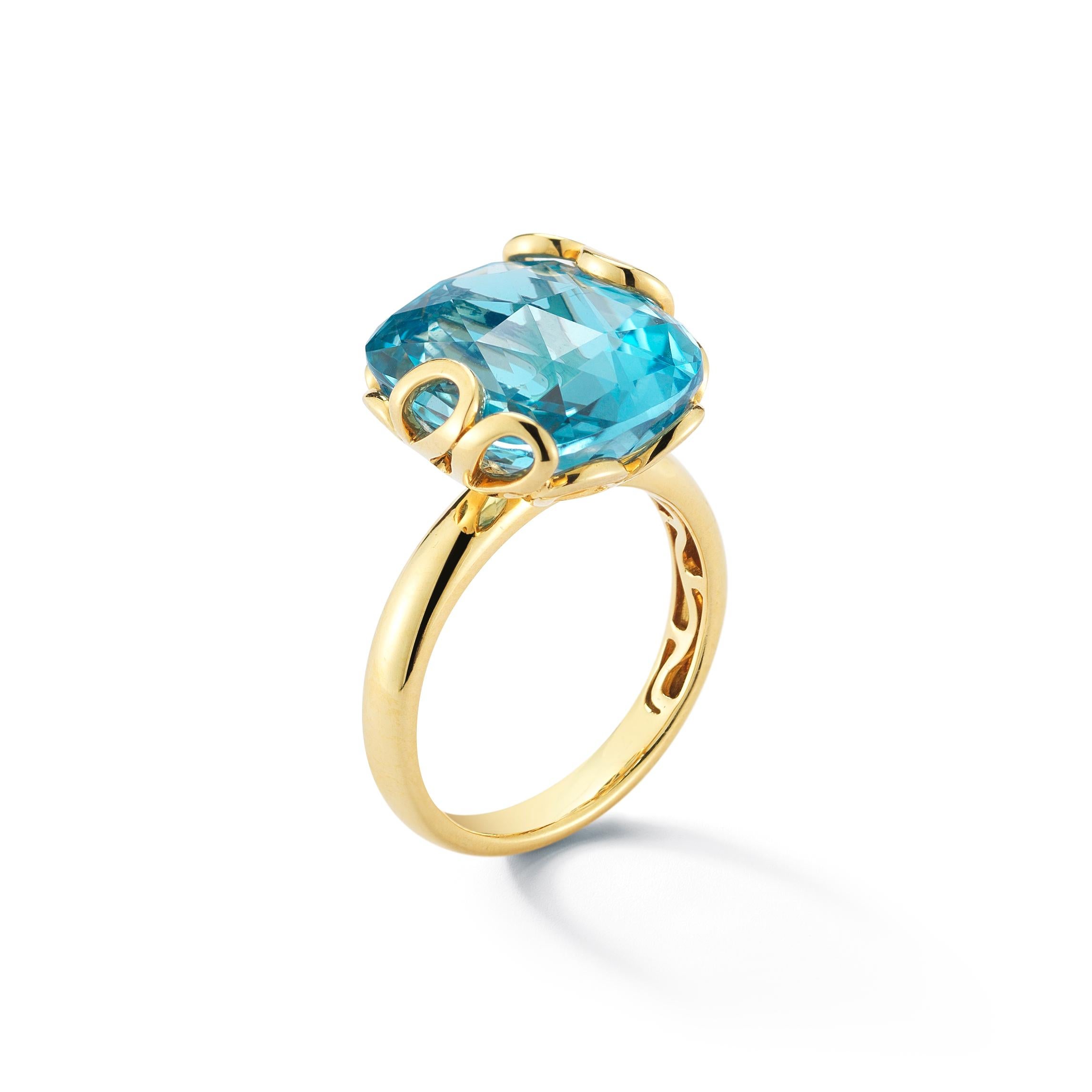 Ring in 18K Yellow Gold with Blue Topaz In New Condition For Sale In Huntington, NY