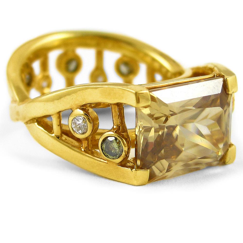 DNA-Ring aus 18 Karat Gelbgold mit grünen und weißen Diamanten mit einem Gesamtgewicht von etwa 0,30 Karat und einem Zirkon von 3,27 Karat