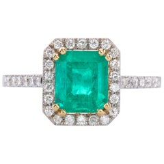 Anello in oro bianco 18Kt con smeraldo verde taglio raro da 1,70ct e diamanti