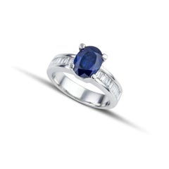 Anello in oro bianco 18Kt con zaffiro blu ovale da 2,90 carati e diamanti a baguette