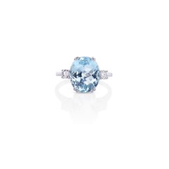 Ring aus 18 Karat Weißgold mit ovalem 4,31 Karat Aquamarin in Meeresblauer Farbe und Diamanten