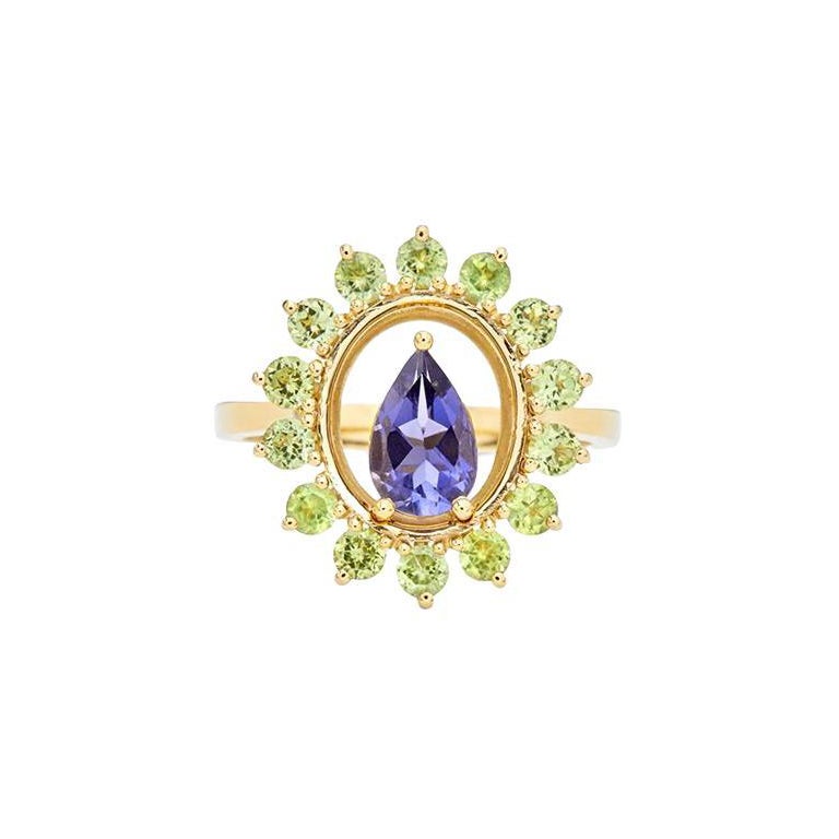 Ring aus 18 Karat Gelbgold  Birnenförmiger Iolith in der Mitte und runder Peridot im Cluster  Kallisto