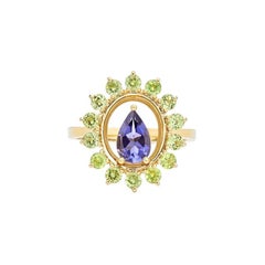 Ring aus 18 Karat Gelbgold  Birnenförmiger Iolith in der Mitte und runder Peridot im Cluster  Kallisto