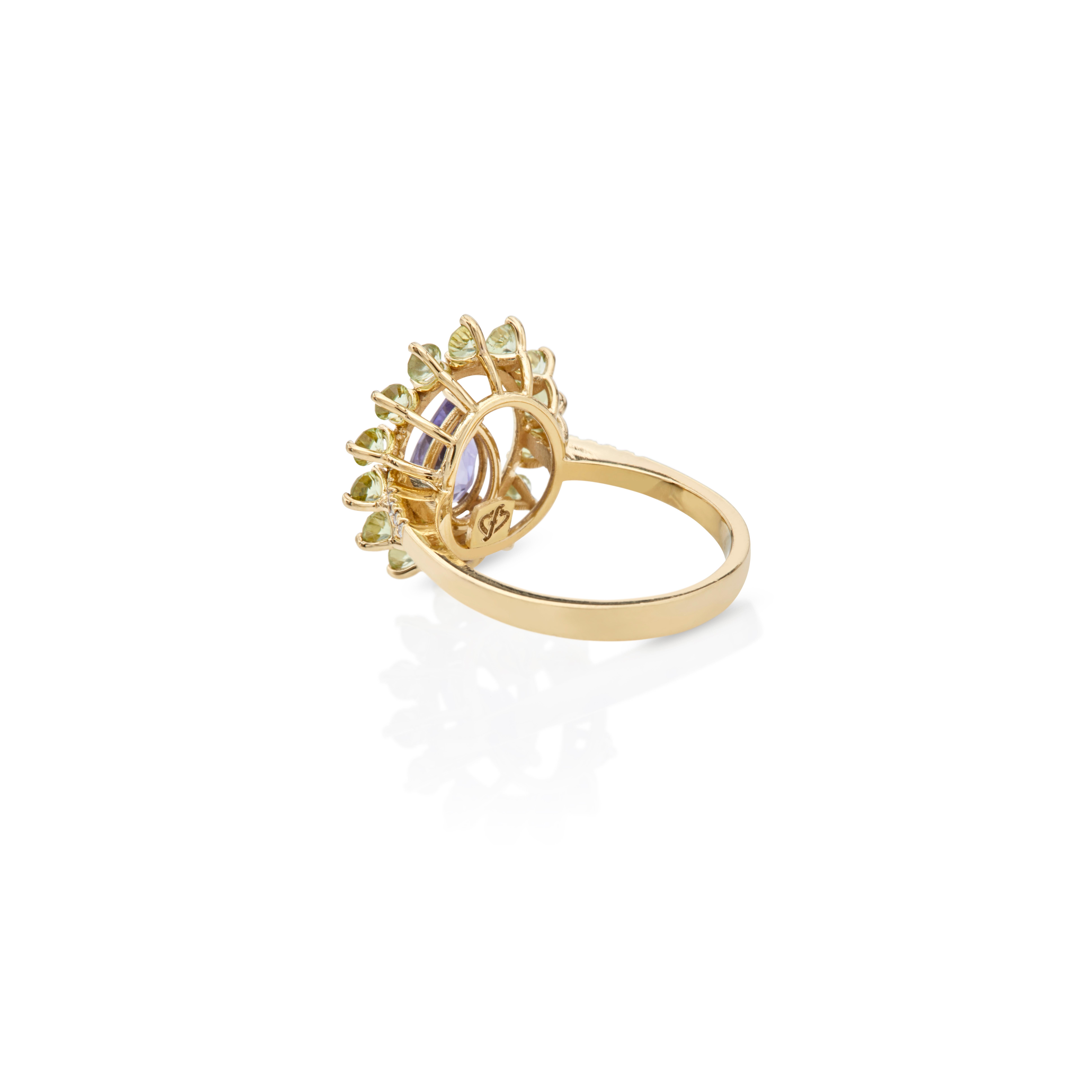 Im Angebot: Ring aus 18kt Gelbgold, birnenförmiger Cluster aus Iolith, Peridons und Diamanten () 7