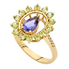 Ovaler Cluster aus 18 Karat Gelbgold mit birnenförmigen Iolith-Peridoten und Diamanten in Ovalform