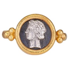 Bague en or jaune 22 carats et pièce de monnaie ancienne avec déesse Dimitra en argent oxydé
