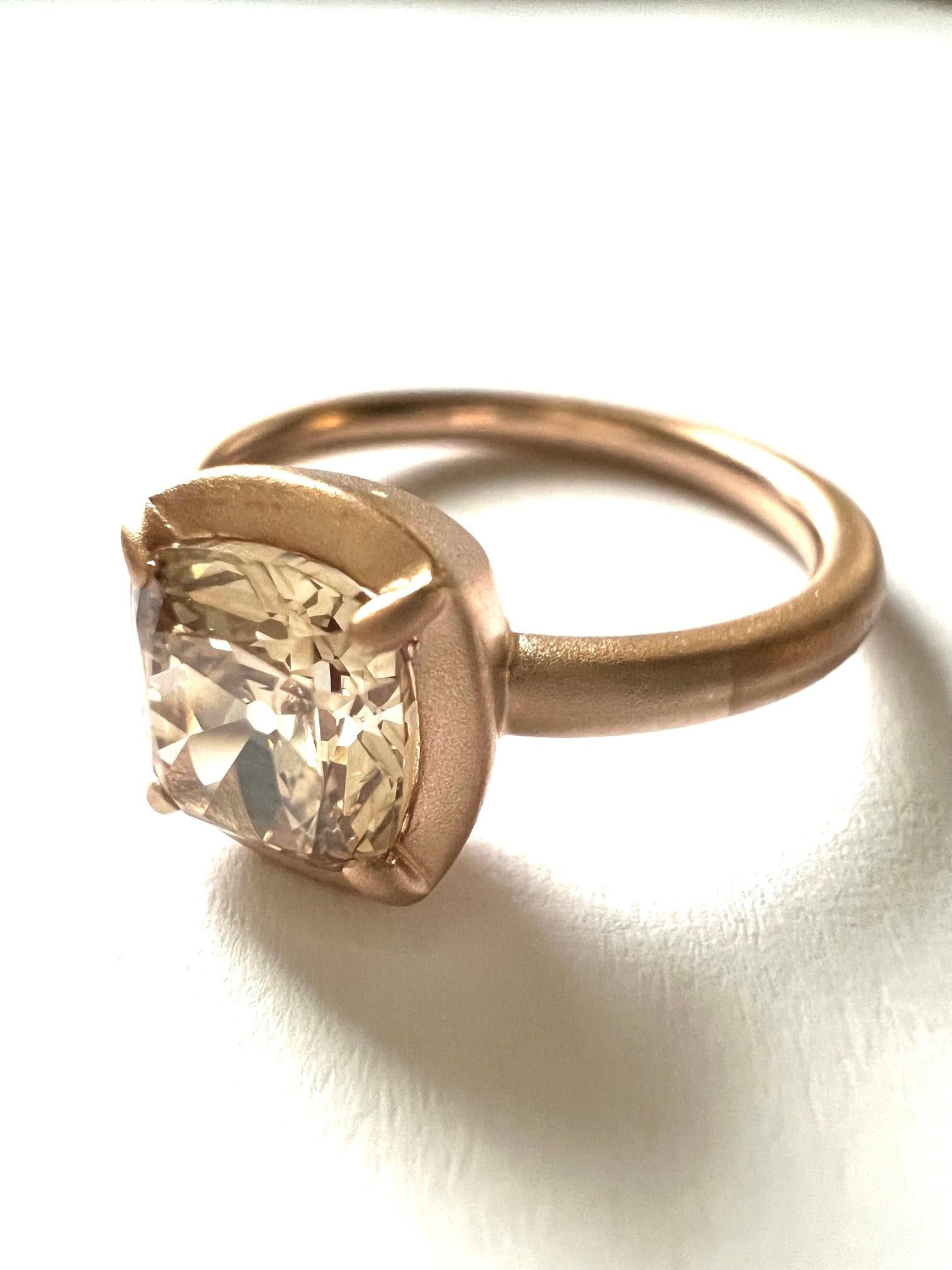 1 Ring in 750/ Red Gold, set with 1x Diamond (cushion, antique-cut, VS2, 1.16ct).

This stone is antique inspired with a very deep, impactful color saturation with a shade of brown that is of a cognac or chocolate tone. The diamond has a high crown
