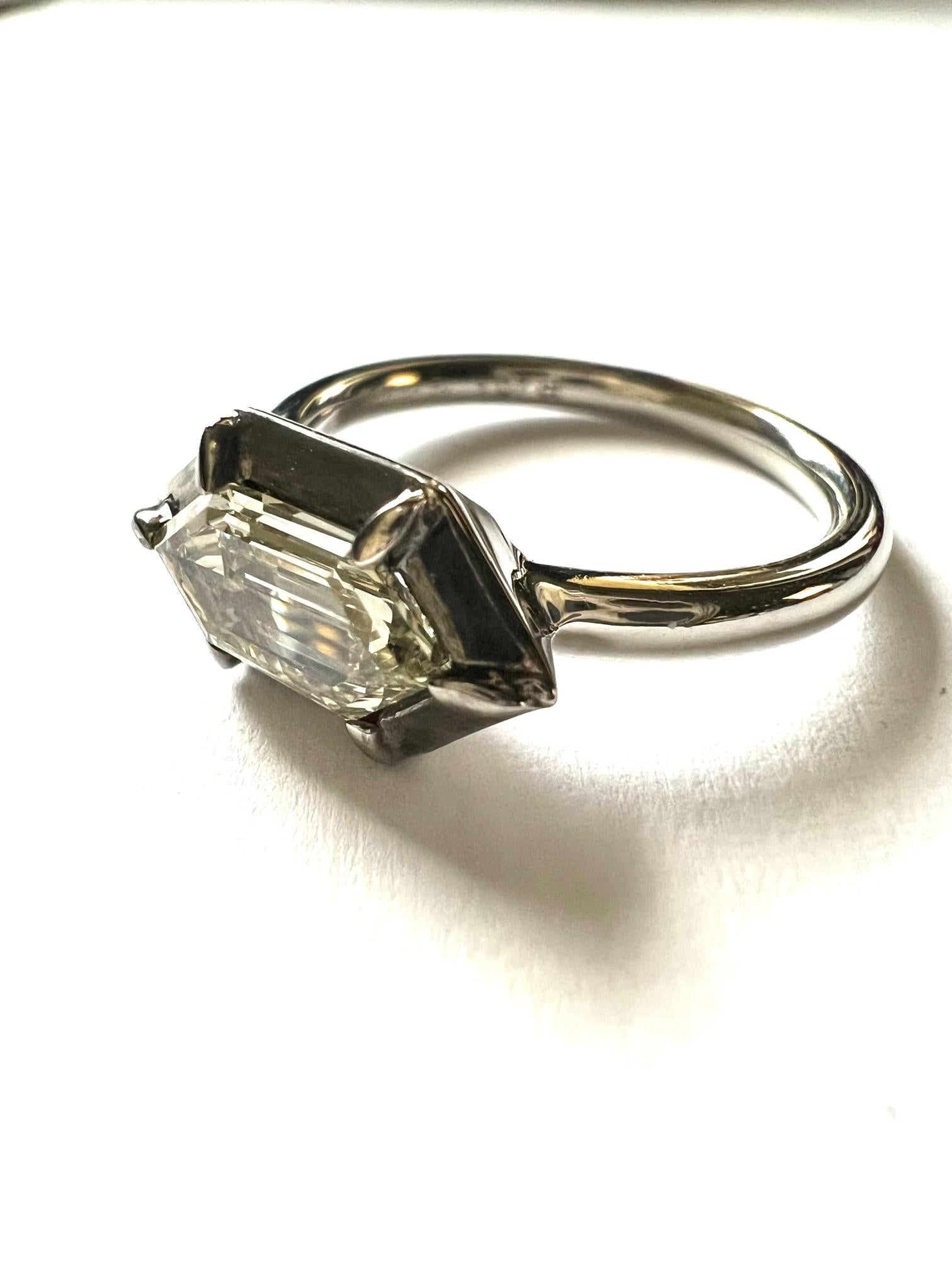 Ring in 950/Platinum (7 gram), set with with 1x Diamond (L/VS2, hexaconal, step cut, 1,07ct) with the blackened bezel top.

This modern gem has a very sleek, elegant silhouette with full facets and excellent brilliance. GIA Certified.

Ringsize is