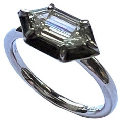 Bague en platine 950 avec diamants hexagonaux taille en escalier